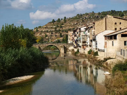 Matarraña Fluss mit Häusern und Steinbrücke in Valderrobres.