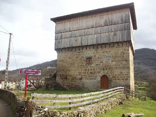 Steinerner Turm mit Holzaufbau in Donamaría.