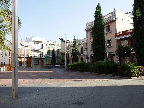 Hauptplatz von Picassent mit Gebäuden und Bäumen.