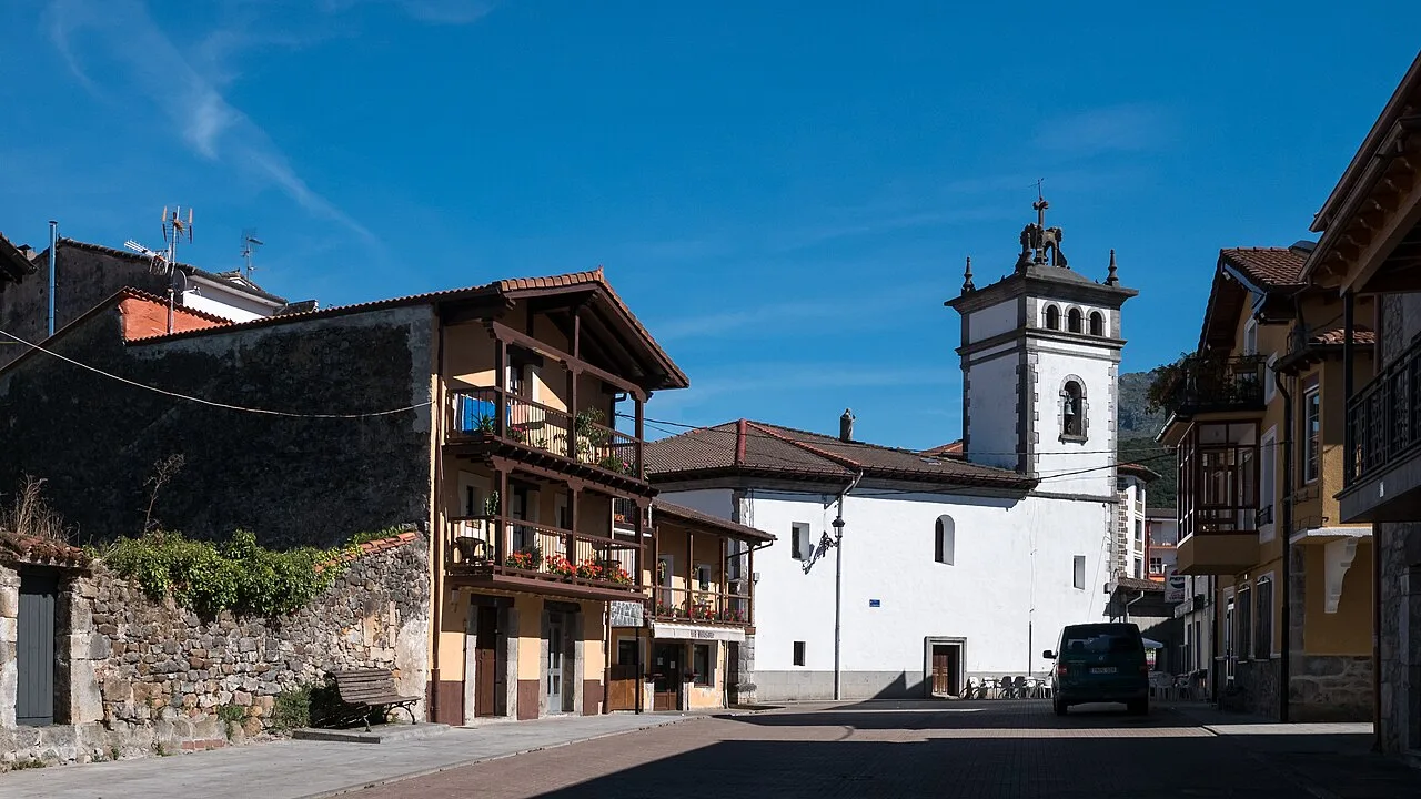 Kirche St. Peter mit weißem Turm in Ramales de la Victoria.