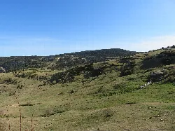 Paisaje de colinas verdes y caminos en Valdelinares en abril.