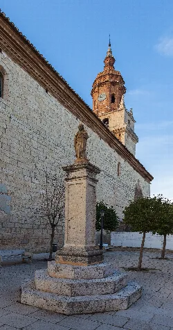 Iglesia Santa María con torre y reloj en Calamocha, Teruel.