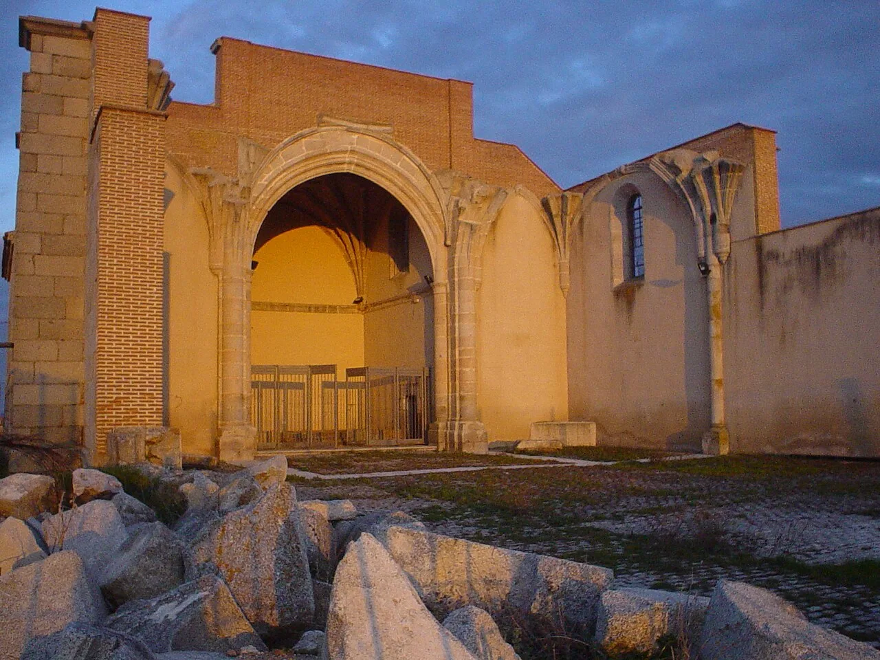 Ruins of a church with Gothic arch and damaged walls in Villanueva de Gómez.