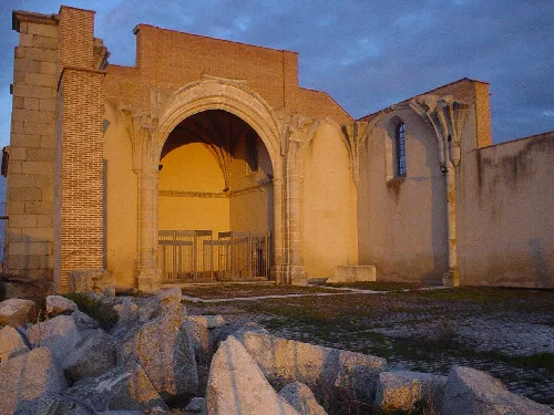 Ruinen einer Kirche mit gotischem Bogen und zerstörten Wänden in Villanueva de Gómez.