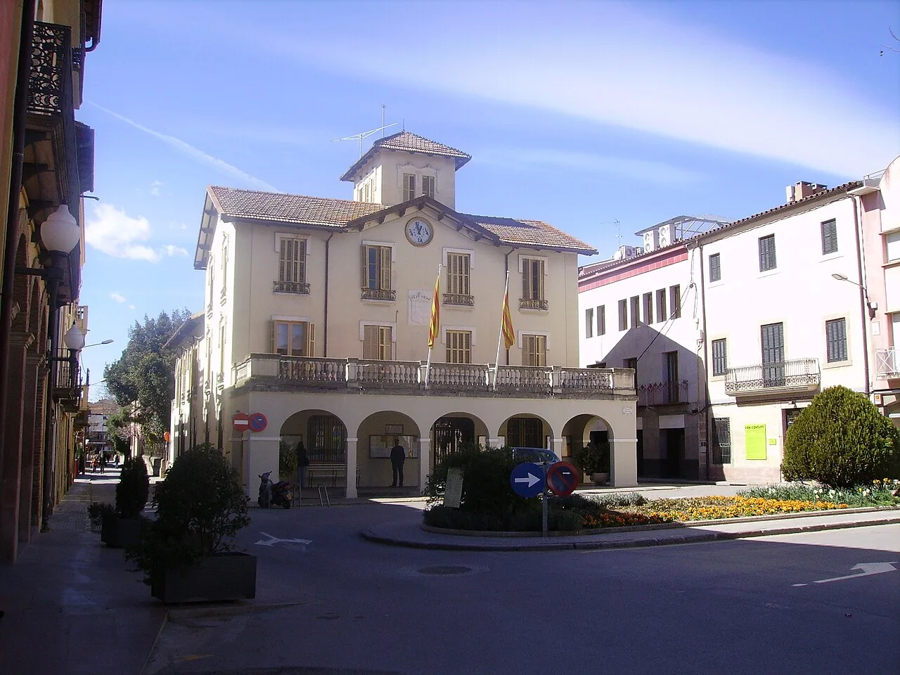 Edificio del ayuntamiento con banderas en la fachada en la plaza de Cardedeu.