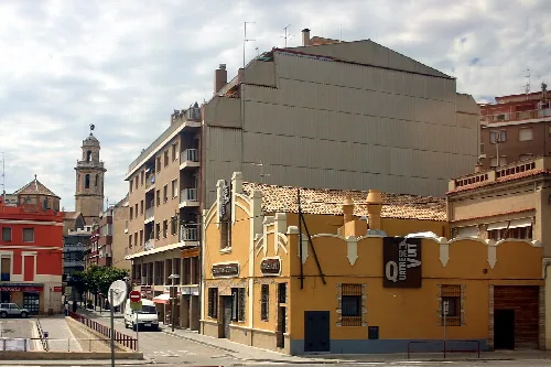 Calles con edificios y una torre en el fondo en El Vendrell.