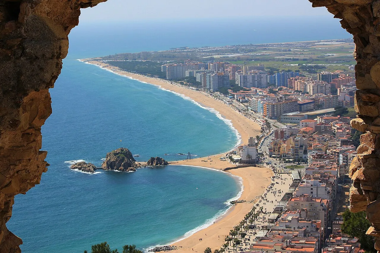 Blick auf Strand, Gebäude und Meer von einem Aussichtspunkt in Blanes.