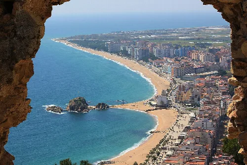 Blick auf Strand, Gebäude und Meer von einem Aussichtspunkt in Blanes.