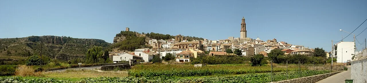 Panorámica de Jérica con casco antiguo y torre de iglesia.