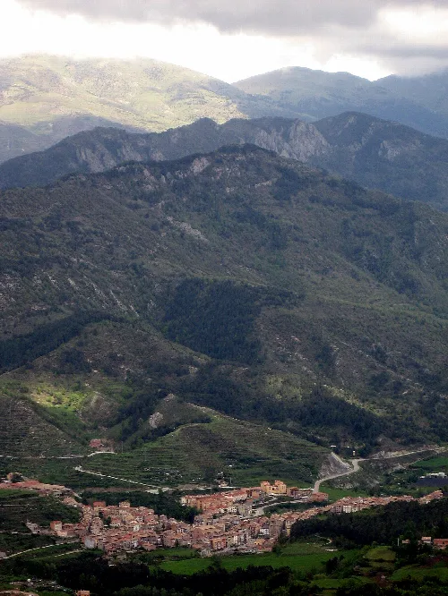 Panoramablick auf La Pobla de Lillet und die Berge im Hintergrund.
