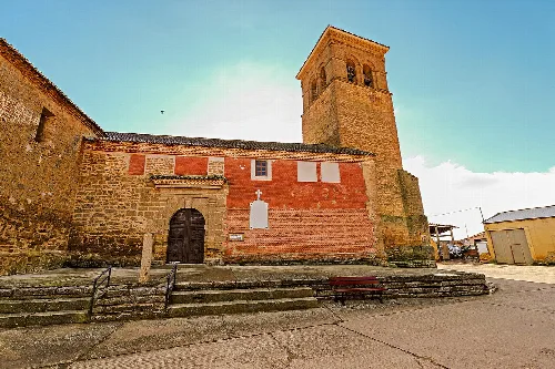 Kirche St. Peter mit Turm und farbiger Fassade in Fuentes de Ropel.