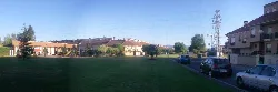 Vista de casas, árboles y un parque en Lardero.