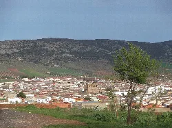 Vista de Moral de Calatrava con casas y colinas en el fondo.
