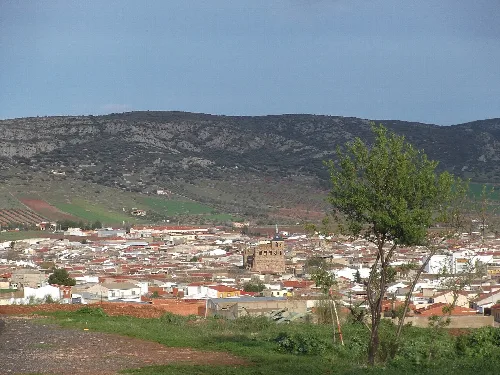 Vista de Moral de Calatrava con casas y colinas en el fondo.