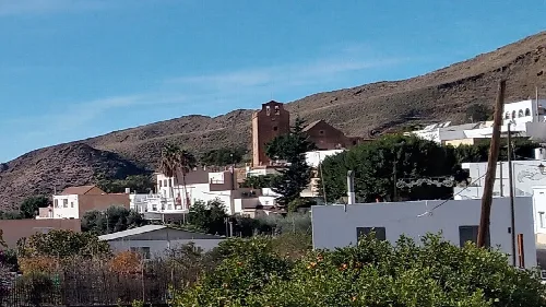 Huertas y frutales en Vícar, Almería, con colinas en el fondo