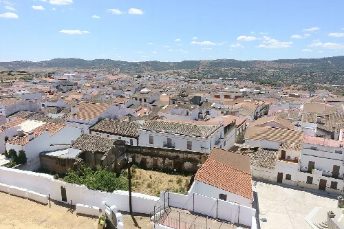 Vista de las casas y colinas desde el castillo de Cumbres Mayores.