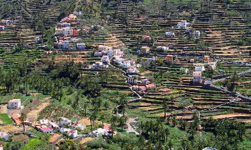 Terrazas y casas en las laderas cerca de Valle Gran Rey en La Gomera.