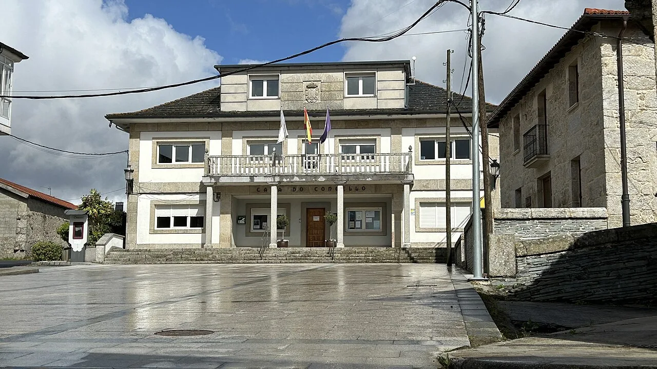 Rathaus mit Balkonen und Flaggen in Taboada, Lugo.