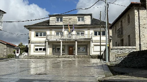 Rathaus mit Balkonen und Flaggen in Taboada, Lugo.