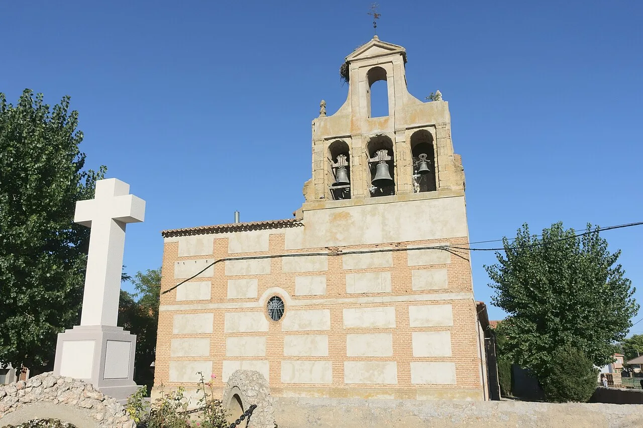 Kirche San Juan Bautista und Grabdenkmal in La Bóveda de Toro.