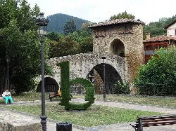 Steinbrücke aus dem Mittelalter über den Fluss Cadagua in Valmaseda.
