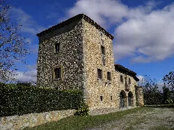 Steinturm mit kleinen Fenstern in Santa Eulalia de Vigil, Siero.