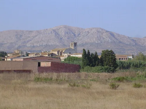 Imatge panoràmica del casc antic de Gualta. Al fons la muntanya d'Ullà.