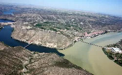 Vista aérea de un río y terrazas agrícolas en un valle.