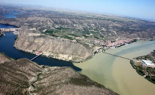Vista aérea de un río y terrazas agrícolas en un valle.