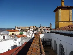 Casas blancas y castillo en la colina de Aroche, Huelva.