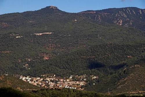 El Figaró vist des de "els Tremolencs", amb el Tagamanent al fons. 

Village of El Figaró (Vallès Oriental, Catalonia) with Tagamanent mountain behind.