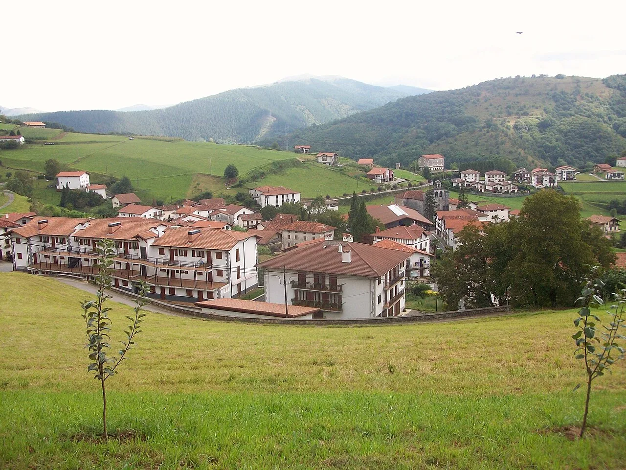 Paisaje de casas y colinas verdes en Igantzi, Navarra.