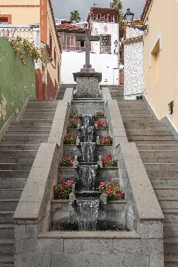 Wasserstufen mit Brunnen in der Calle de la Diputación, Teror.