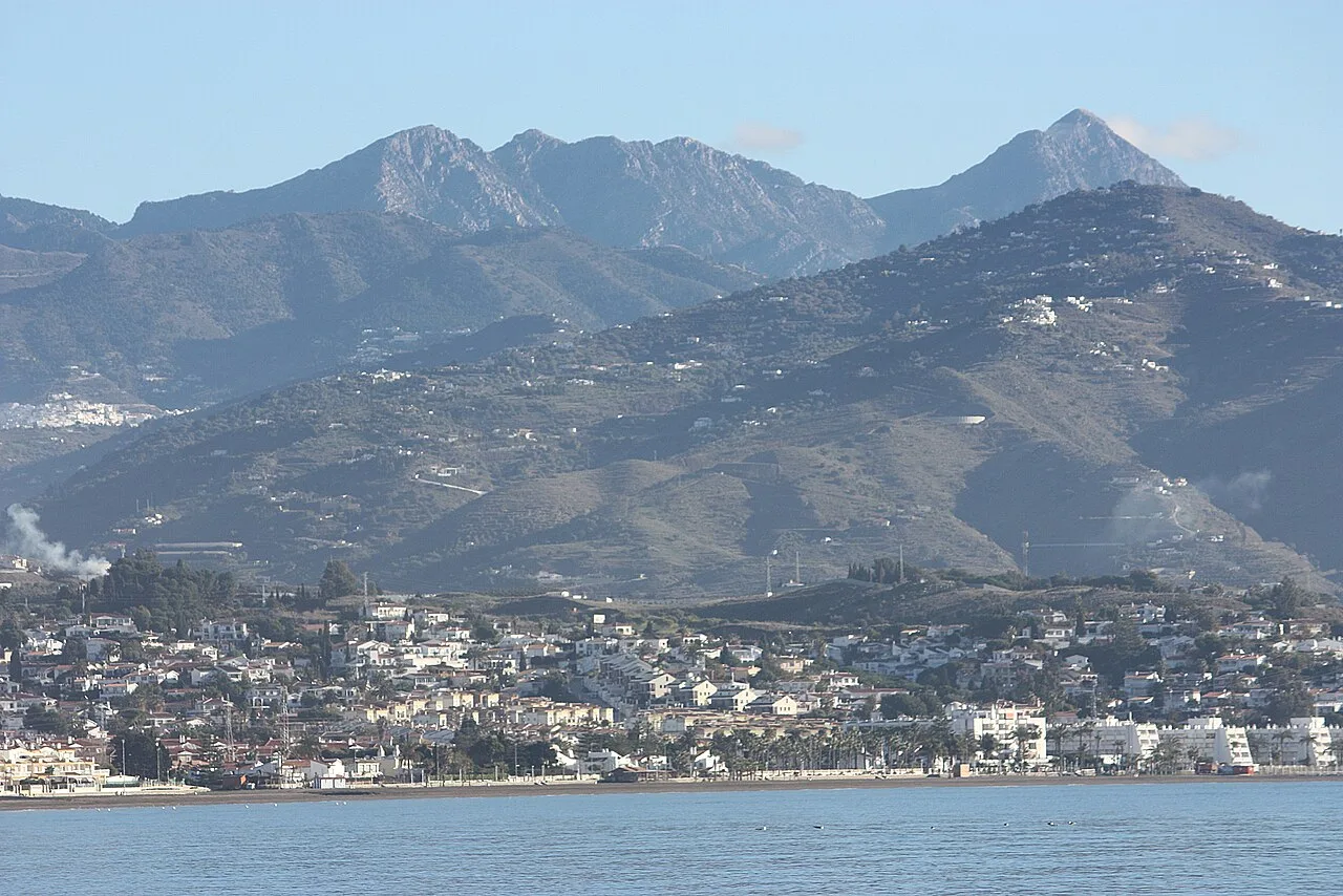 Vista de las montañas y el mar con edificios en la costa en Torre del Mar, Málaga.