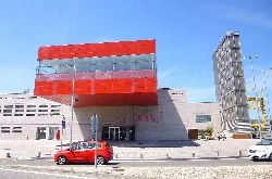 Edificio con estructura moderna y fachada de vidrio y metal en Irún.