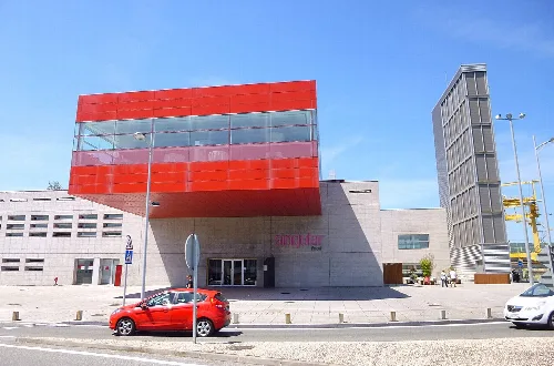 Gebäude mit moderner Struktur und Glas- und Metallfassade in Irún.