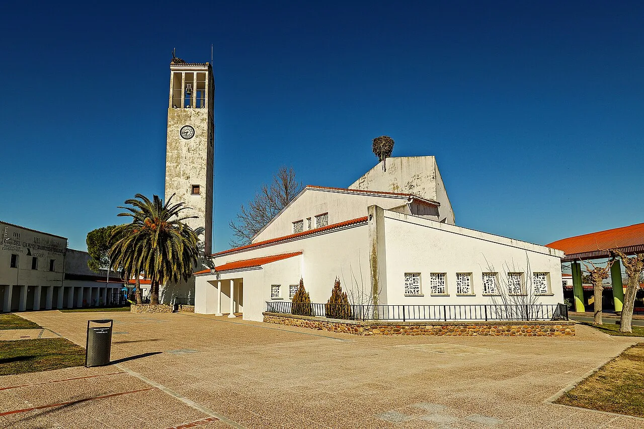 Iglesia del Espíritu Santo con torre y fachada blanca en Alagón del Río.