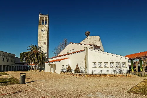 Kirche des Heiligen Geistes mit Turm und weißer Fassade in Alagón del Río.