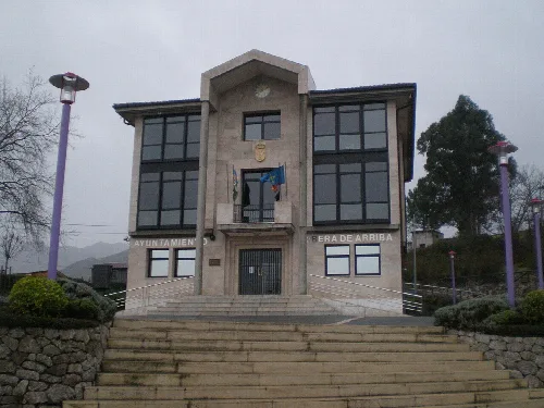 Edificio con escaleras y farolas en Ribera de Arriba.