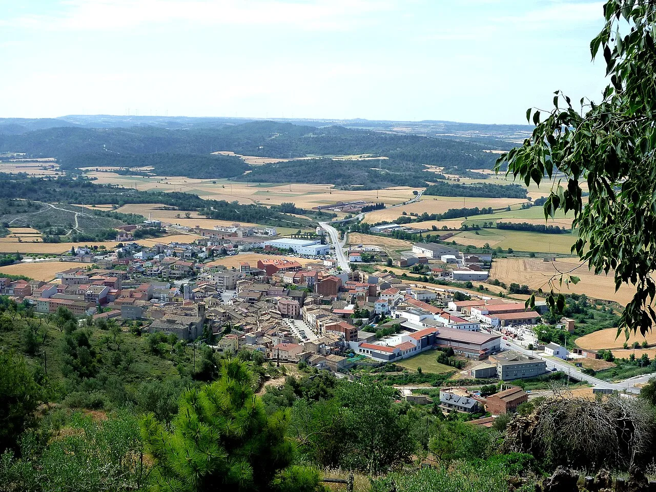Blick auf Torà und die Umgebung vom Hügel l'Aguda.