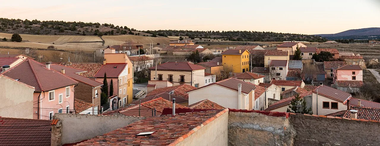 Vista de casas con tejados rojos y calles en Establés, Guadalajara.