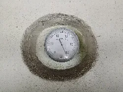 Thermometer an der Decke des Ofens in Boimorto