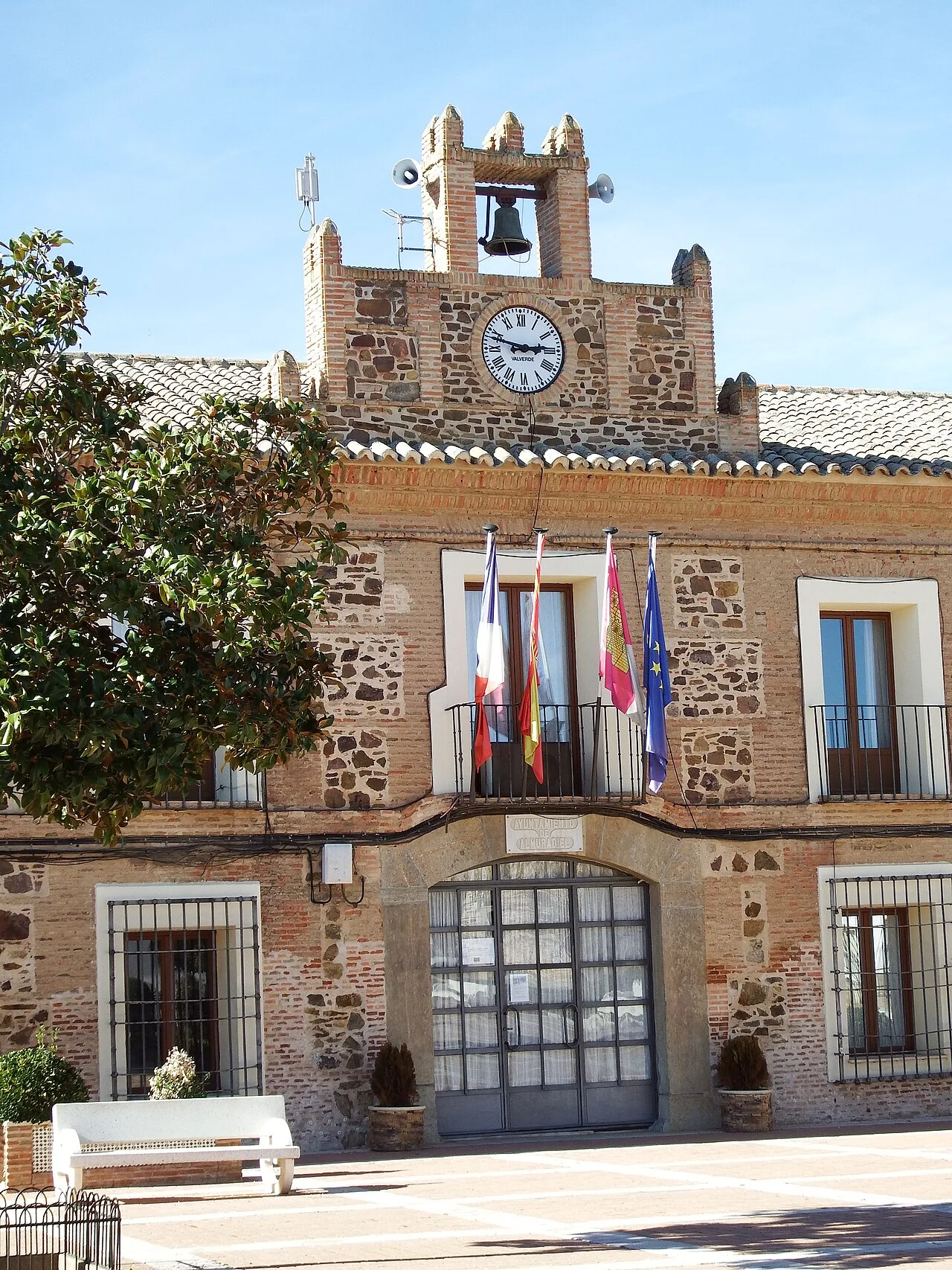 Rathaus mit Uhr und Glockenturm in Almuradiel, Ciudad Real.