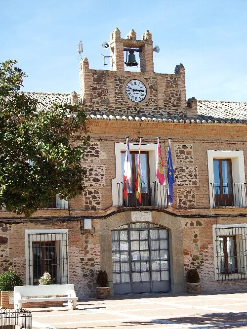 Edificio con reloj y campanario en Almuradiel, Ciudad Real.