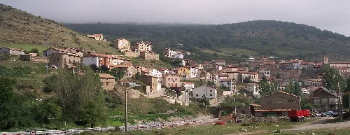 Vista panorámica de casas en una colina en Villoslada de Cameros.