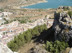 Vista aérea de Zahara de la Sierra, con casas y embalse en el fondo.