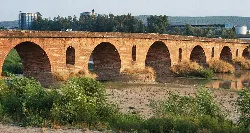 Steinbrücke mit Bögen über den Guadalquivir in Andújar.