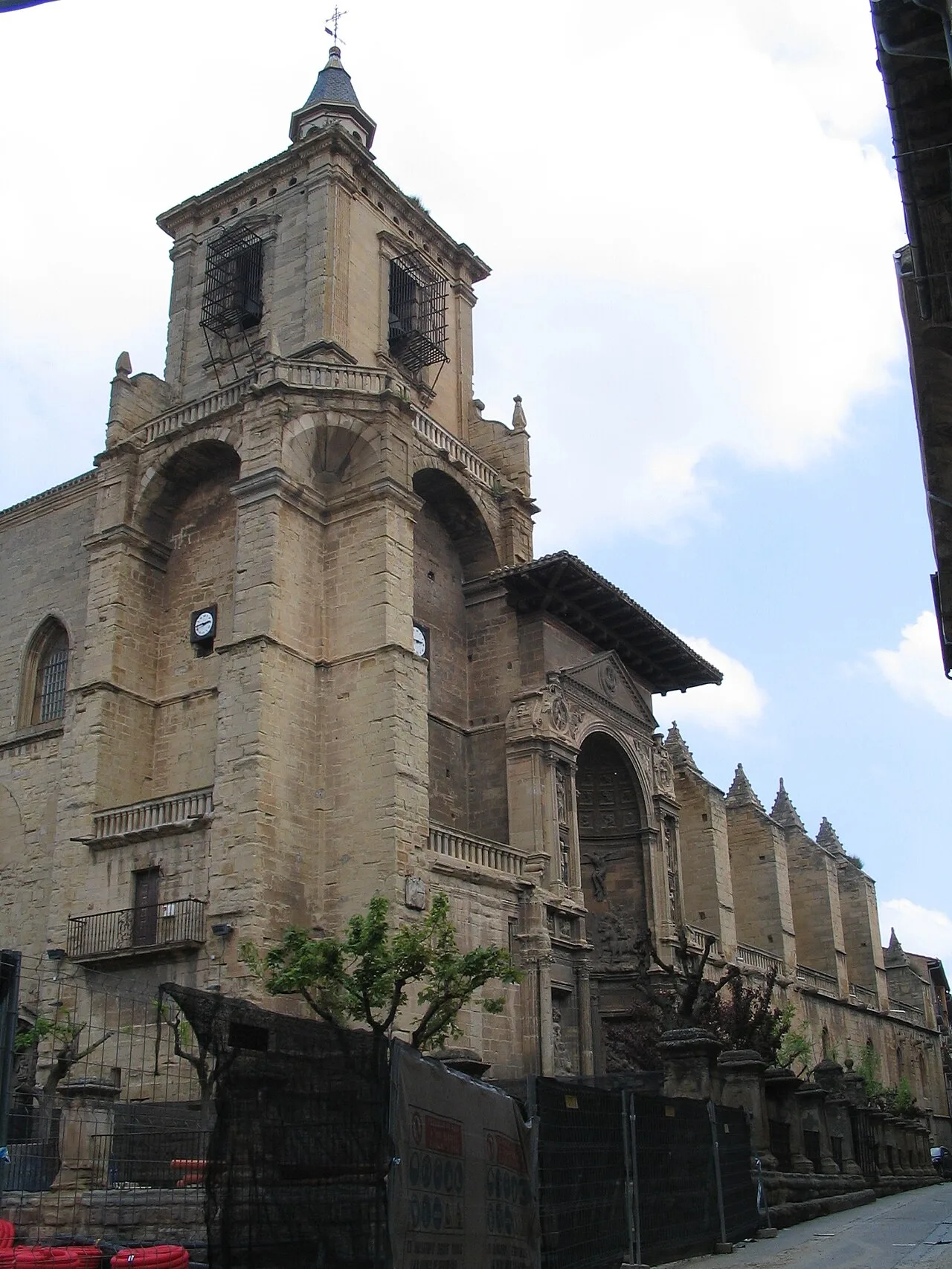 Iglesia en Viana con torre y fachada ornamentada.