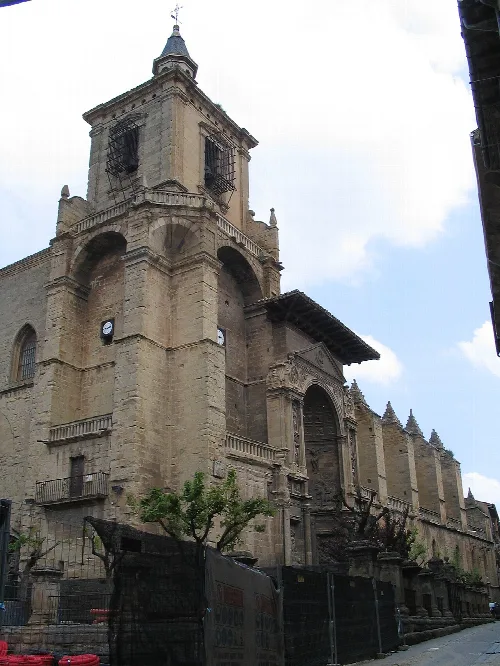 Iglesia en Viana con torre y fachada ornamentada.