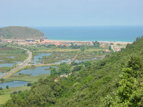 Sumpfgebiete, Strand und grüne Hügel in Santoña, Kantabrien.